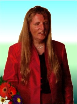 Portrtfoto af Rita Skov i rd dragt med en buket blomster i hnden